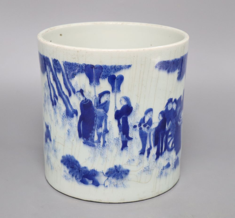 A Chinese blue and white brushpot, height 18cm